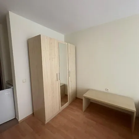 Near The Center * Sluneční pobřeží